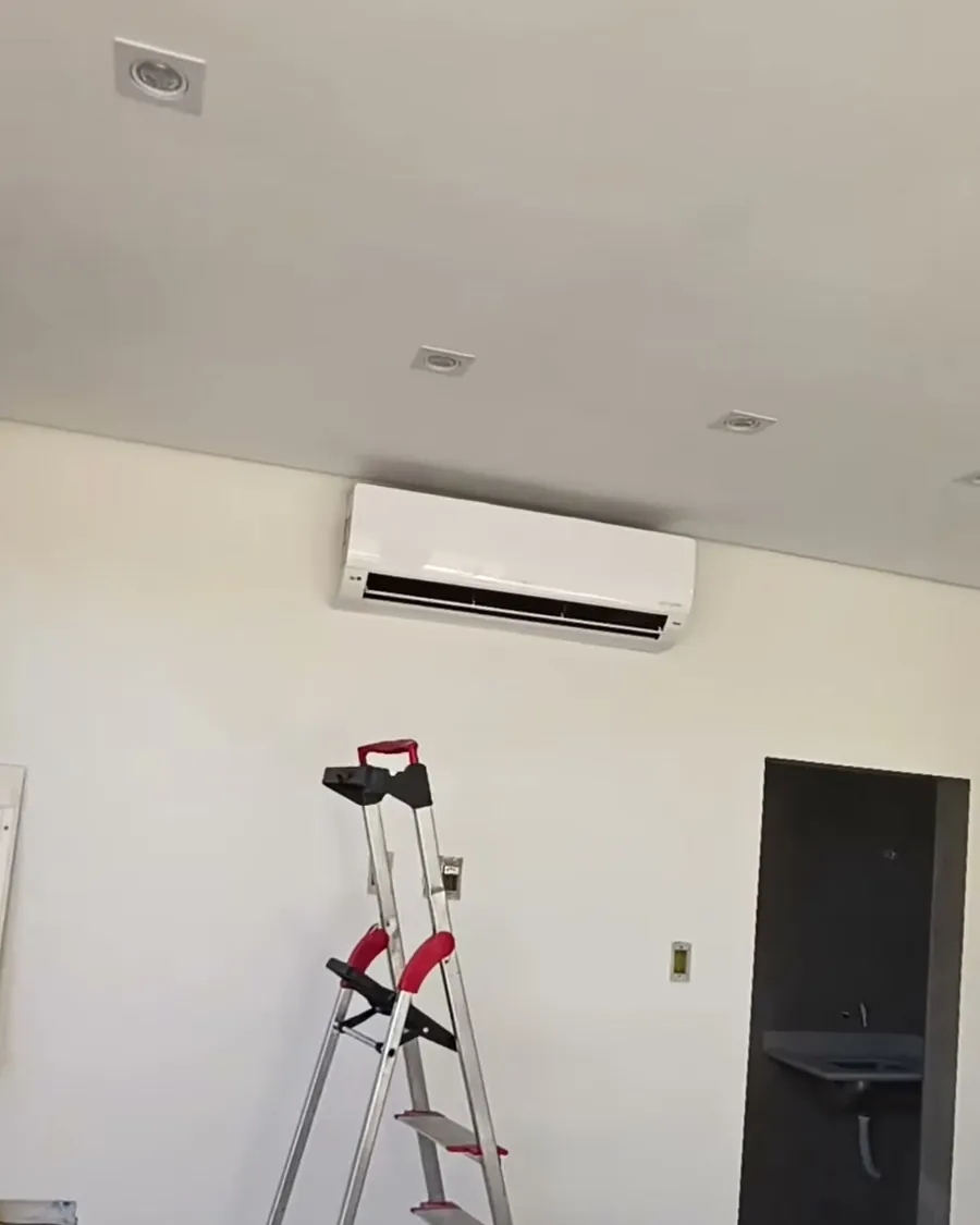 Split recém instalado numa sala
