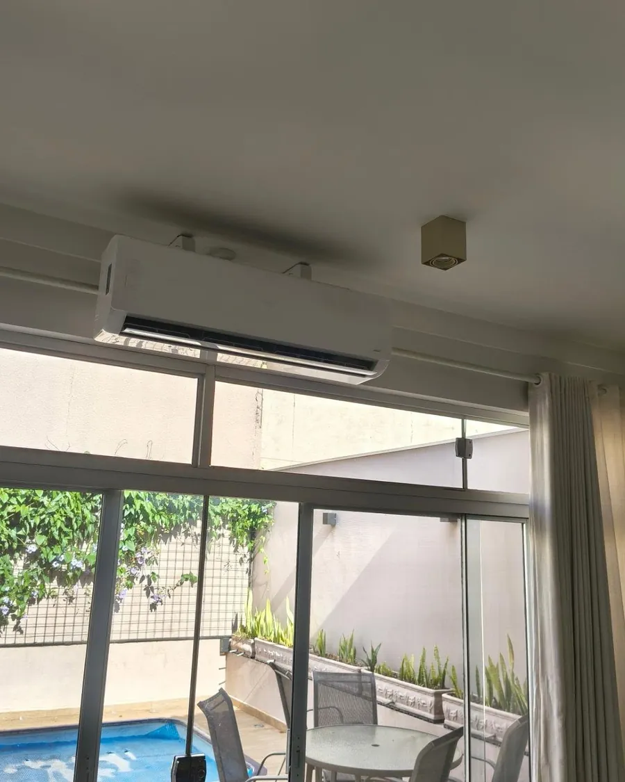 Split instalado na varanda de uma casa com piscina